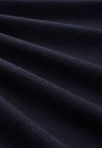 Ciemnogranatowa tkanina o gładkiej fakturze, z delikatnym prążkowaniem i miękkimi fałdami, idealna na ubrania lub tapicerkę.