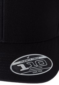 Schwarze Kappe aus strukturiertem Stoff, mit einem gebogenen Schirm und einem runden Etikett mit silbernem Text: "FLEXFIT TECH 110 ONE TEN."