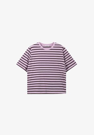 Gestreept t-shirt in lichtpaars met donkerpaarse horizontale strepen, gemaakt van zachte stof, met een ronde hals en korte mouwen.