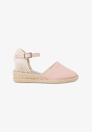 Rožinės espadrilės su platforma, minkšta kanapių viršutine dalimi, austi kulno akcentu ir pintu jūrinio šiaudų padu, turinčios reguliuojamą kulkšnies juostelę.