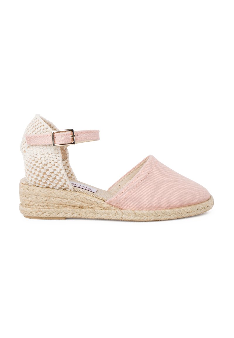 Roze espadrille-wedge met een zachte canvas bovenkant, een geweven hakaccent en een gevlochten jute zool, voorzien van een verstelbare enkelriem.