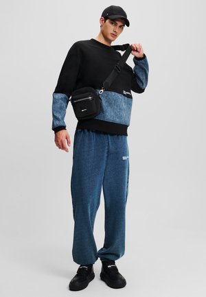 RELAXED DENIM PANELED - Sweatshirt - black stone washed bright blue