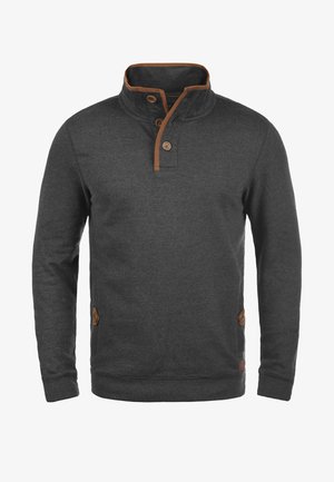 Ciemnoszary sweatshirt z wysokim kołnierzem, trzema brązowymi guzikami oraz kontrastującymi brązowymi akcentami na kołnierzu i boku. Miękka tekstura.