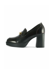 Brązowy skórzany but na wysokim obcasie z okrągłym noskiem, zszyty detalami i złotym akcentem hardware w okolicy wierzchu. Teksturowany czarny obcas.