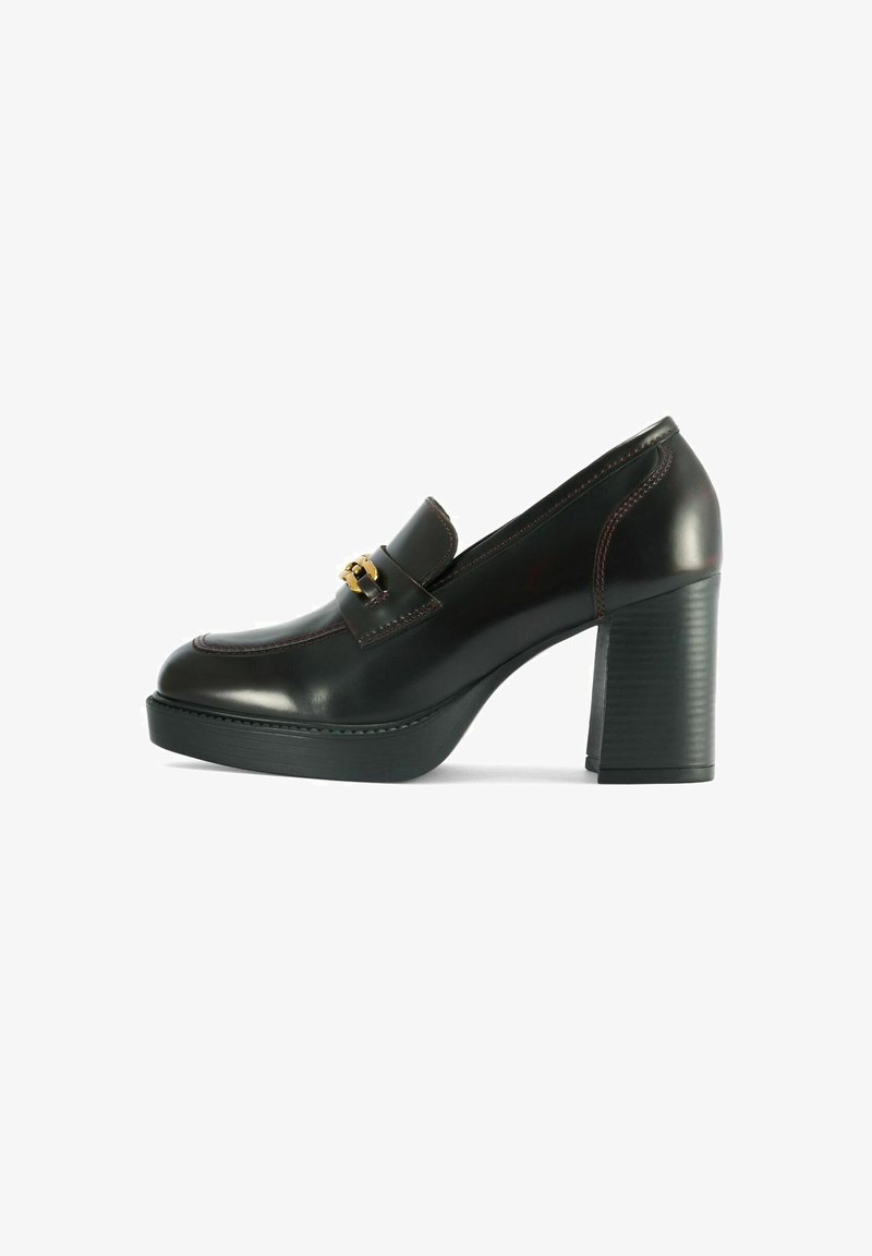 Brązowy skórzany but na wysokim obcasie z okrągłym noskiem, zszyty detalami i złotym akcentem hardware w okolicy wierzchu. Teksturowany czarny obcas.