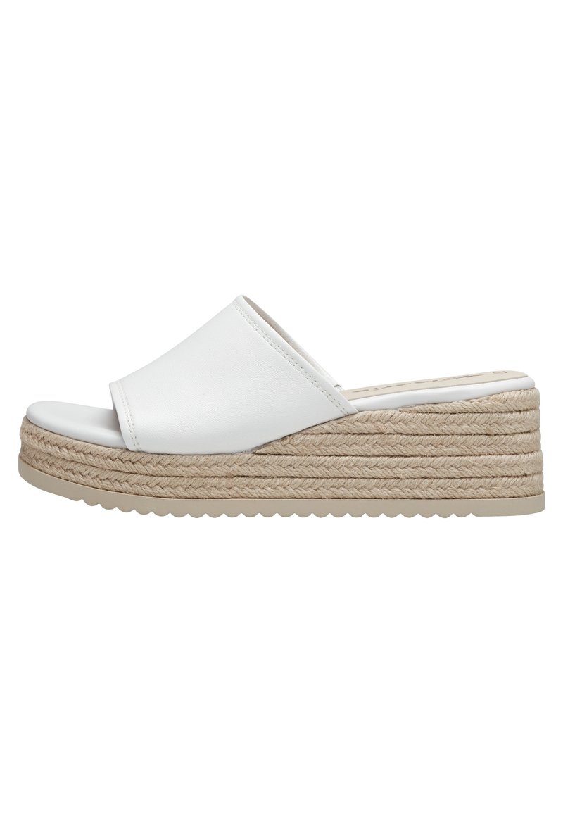 Witte platform-slidesandalen met een gladde leren bovenkant en een geweven juten middenzool. De zool heeft een textuur en een contrasterende beige rubberen buitenzool.