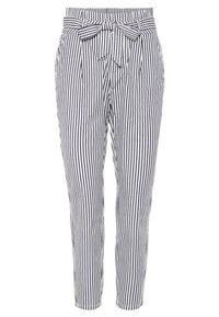 Pantalon rayé bleu marine et blanc, avec une taille haute ornée d'un nœud, longueur cheville fuselée et poches latérales.