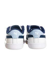 Sneaker bianche e blu con una tomaia sintetica testurizzata, dotate di un colletto imbottito, chiusure con lacci e un discreto logo accentato sul tallone.