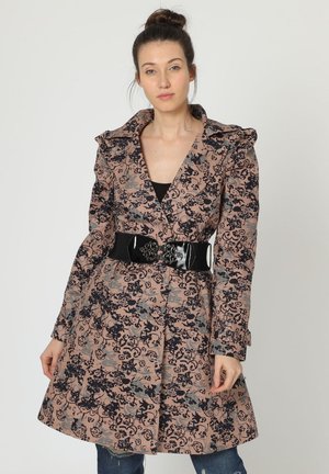 Abrigo de patrón floral en rosa suave, con acentos en negro. Presenta un cuello estructurado, cierre de botones en el frente y un cinturón ancho negro en la cintura.