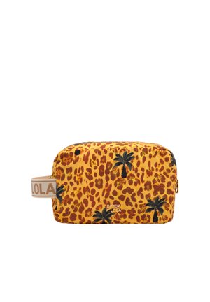 Neceser rectangular amarillo con manchas de leopardo marrones y estampados de palmeras negras, asa beige con la etiqueta "LOLA" y logotipo dorado "BIMBA Y LOLA".