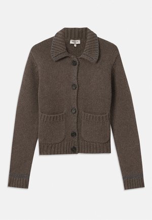 Brun strikket cardigan med krave, fem sorte knapper, ribbede manchetter og to forlommer. Accentueret med lyseblå syninger.