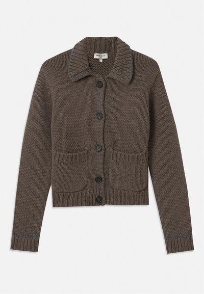 Brauner Strickcardigan mit Kragen, fünf schwarzen Knöpfen, gerippten Bündchen und zwei Vorderentaschen. Mit hellblauer Naht verziert.