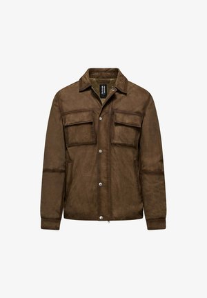 Giacca in suede marrone con chiusura a bottoni, due tasche sul petto e colletto strutturato. Texture liscia con un design minimalista.