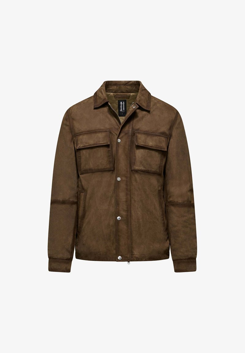 Bruine suède jas met een knoopsluiting aan de voorkant, twee borstzakken en een gestructureerde kraag. Gladde textuur met een minimalistisch ontwerp.