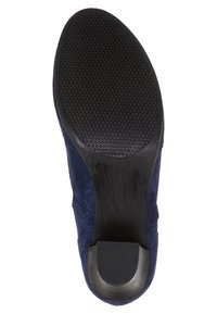 Mockaskänga med strukturerat svart gummisula. Har rund tå och en lätt klack. Färgen är mörk marinblå med en slät yta.