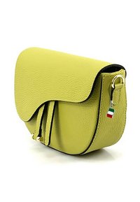 Gele leren schoudertas met een gebogen klep, zwarte rand en een klein Italiaans vlaggetje charm aan de zijkant. Heeft een textuurmateriaal.