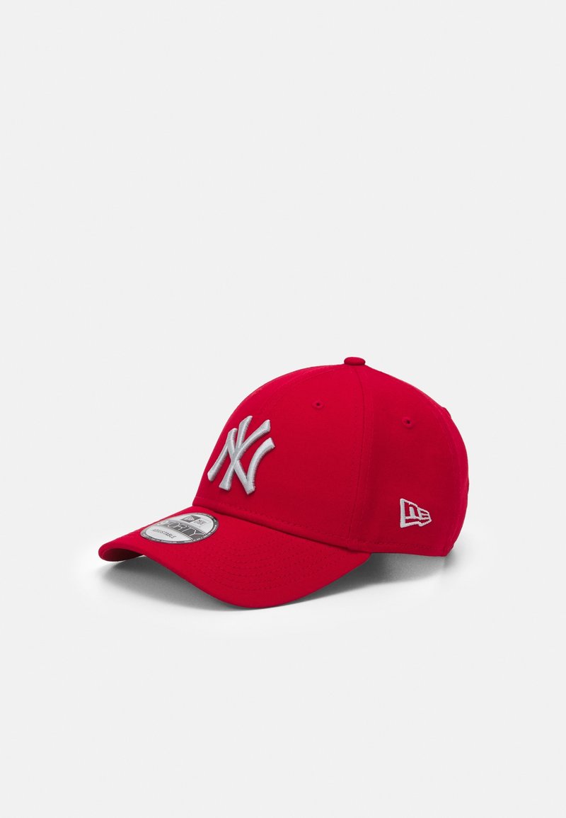Casquette de baseball rouge avec logo NY blanc brodé à l'avant et logo New Era sur le côté, présentée sur un fond clair uni.