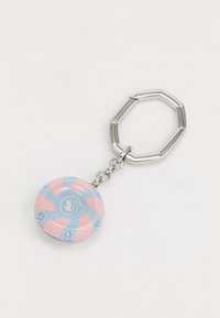 Llavero con un diseño redondo en tonos pastel de rosa y azul, que presenta un patrón circular y pequeñas gemas azules, atado a un aro de metal plateado.