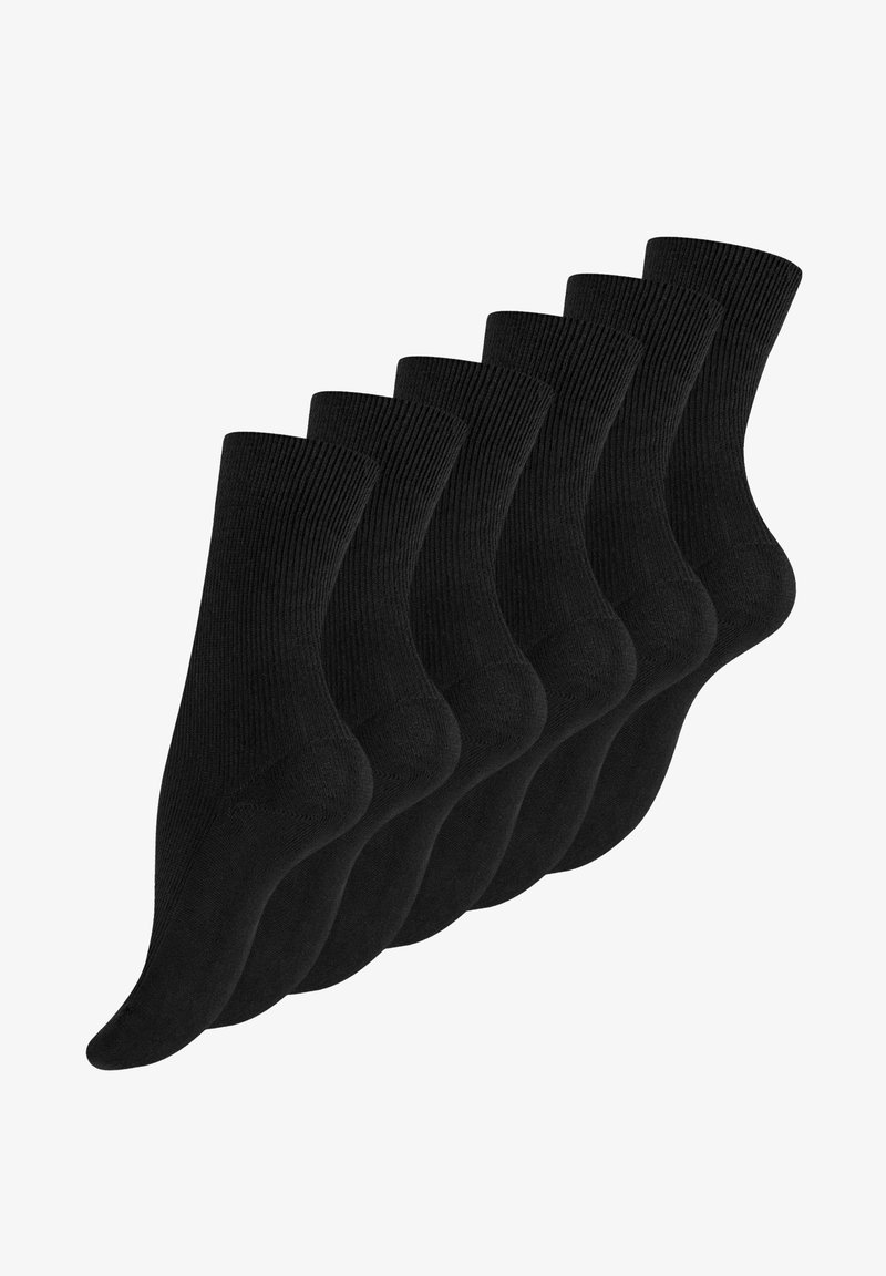 Calze nere a crew esposte in fila, con texture a coste e tallone rinforzato. Il design è semplice e uniforme in tutti i paia.