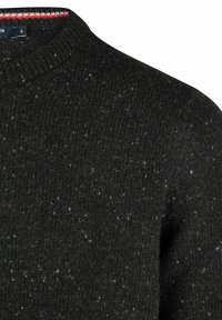 Pull noir en maille avec un col rond, présentant un motif texturé et des éclaboussures de blanc. Le col est orné d'une fine bande rouge et blanche.