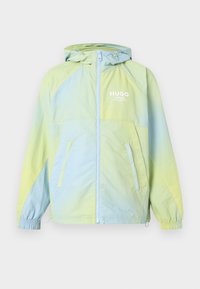 Ελαφρύ μπουφάν με κουκούλα σε παστέλ κίτρινο και μπλε αποχρώσεις, εμπρόσθιο φερμουάρ, ελαστικά μανίκια, δύο πλαϊνές τσέπες και λογότυπο "HUGO" στο στήθος.