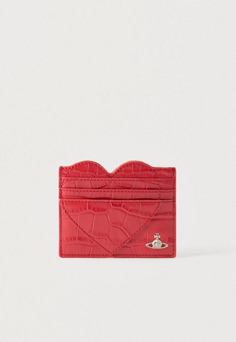 Porte-cartes en similicuir rouge avec un design en forme de cœur, une texture embossée et une garniture en métal argenté avec une attache porte-clés.