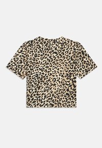 Krótki t-shirt w wzór w panterkę o beżowych i czarnych odcieniach. Krótkie rękawy i okrągły dekolt, wykonany z miękkiej tkaniny.