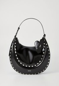 Svart läderhandväska med en böjd form, med silverstift längs kanten och en avtagbar etikett. Dragkedja på toppen.