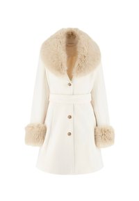 Cappotto bianco con ampio collo e polsini in pelliccia ecologica beige, caratterizzato da una cintura in vita e bottoni dorati, realizzato con una silhouette svasata.