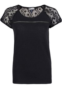Top negro de manga corta con mangas y yoke de encaje de ganchillo floral, escote redondo y un pequeño detalle de malla horizontal en el pecho.