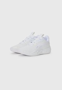 Sneakers bianchi con tomaia testurizzata, caratterizzati da un motivo a onda. Punta arrotondata e suola leggera con una leggera inclinazione del tacco. Inclusi lacci e linguette per il sollevamento.
