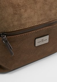 TOM TAILOR TTELIN M - Bandolera - taupe