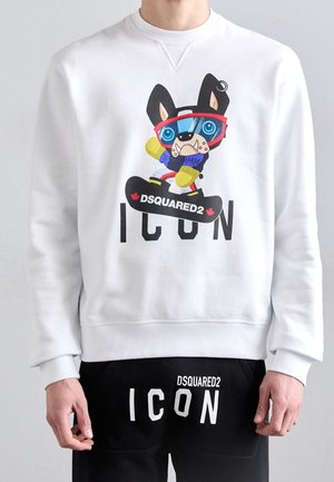 Weißer Sweatshirt mit einem bunten Cartoon-Hund, der Skibrille trägt und auf einem Snowboard über dem Wort "ICON" fährt, sowie schwarze Hose mit dem Text "DSQUARED2 ICON".