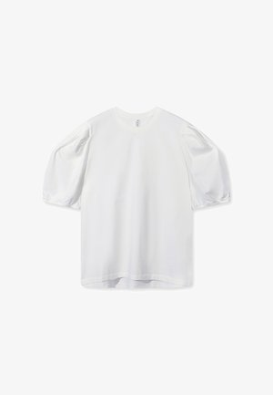 Witte blouse met opbollende korte mouwen en een ronde halslijn, plat weergegeven op een witte achtergrond.