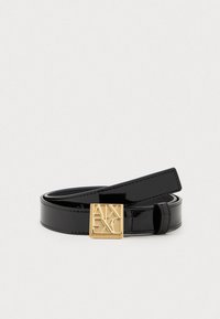 Crni lakirani kožni remen namotan s zlatnom kvadratnom kopčom ugraviranom s A|X Armani Exchange logom, prikazan na jednostavnom pozadini.