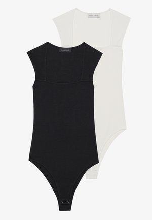 Du šios juodos ir baltos spalvos bodysuit'os, turinčios trumpas rankoves, kvadratinį iškirpimą ir lygų, ištempiamą audinį su spaustukais apačioje.