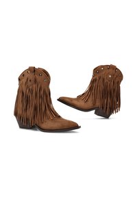 Botas de tobillo de ante marrón con un diseño de flecos y tachuelas plateadas, punta afilada y un tacón bajo apilado, que ofrecen una apariencia de estilo western.
