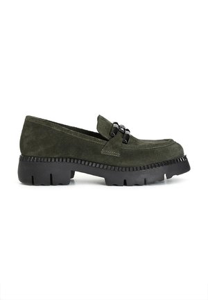 Grüne Wildleder-Loafer mit einer strukturierten schwarzen Gummisohle und dekorativen schwarzen Metallakzenten über dem Obermaterial. Leicht abgerundete Fußdesign.