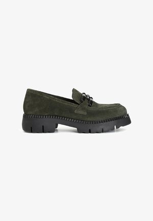 Groene suède instap-schoenen met een gestructureerde zwarte rubberen zool en decoratieve zwarte hardware-accenten over de bovenzijde. Lichtjes afgeronde neusontwerp.