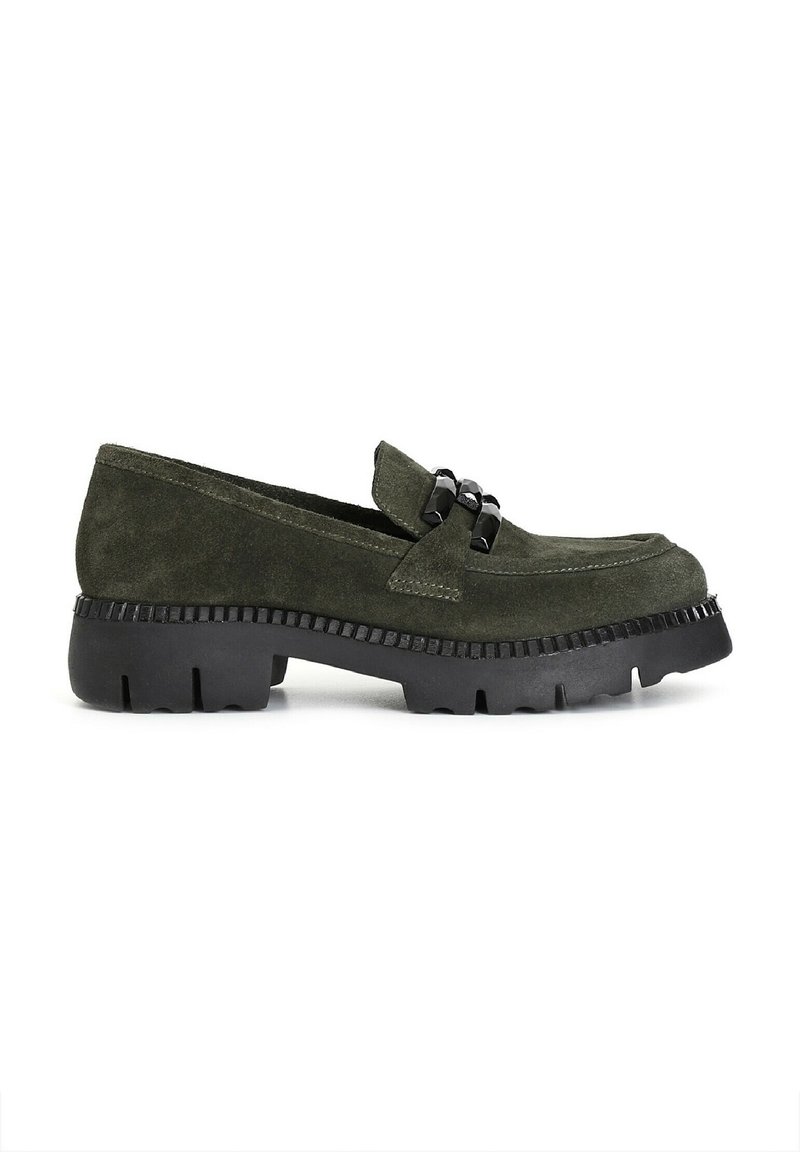 Mocassini verde in suede con suola in gomma nera texturizzata e dettagli decorativi in metallo nero sulla parte superiore. Design della punta leggermente arrotondata.