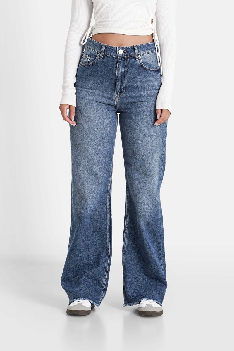 Högmidjade blå denimjeans med en avslappnad, vid passform, som har framfickor, knappstängning och fransade nederkanter.
