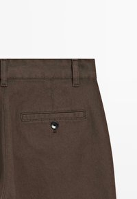 Pantaloni in cotone marrone con taglio dritto, dotati di una tasca posteriore con chiusura a bottone singolo e passanti per cintura in vita.