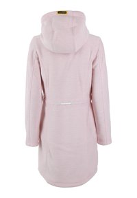 Long manteau à capuche rose clair avec une taille cintrée et une petite étiquette rectangulaire à l'arrière de la capuche.