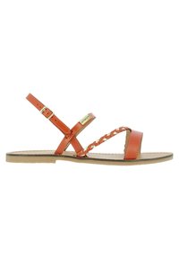 Sandal in pelle marrone con cinturini incrociati, dettaglio intrecciato nella parte anteriore, suola piatta, hardware in tono oro e fibbia alla caviglia regolabile.