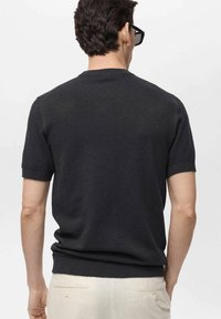 Mango ANDREW - Jednoduché tričko - black