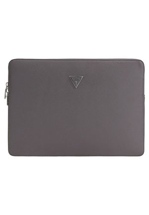 Donkergrijze rechthoekige laptophouder met ritssluiting, getextureerd oppervlak en metalen Guess-logo in het midden aan de voorkant.