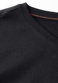Schwarzes Baumwoll-T-Shirt mit V-Ausschnitt. Verfügt über flache Nähte und einen orangen Akzentstich entlang des Ausschnitts. Glatte Textur.