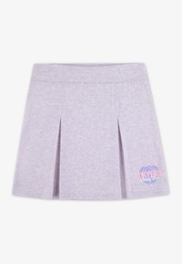 Svetlofialová skort s plisovaním, vyrobená z jemného materiálu. Na dolnej pravej strane sa nachádza potlačené logo v ružovej a modrej farbe.