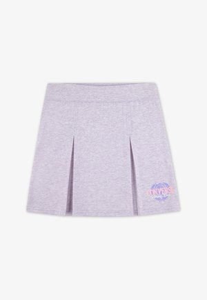 Svetlo purpurna školjka s plisami, izdelana iz mehkega blaga. Ima natisnjen logotip v roza in modri barvi na spodnjem desnem delu.