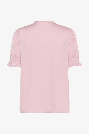 Růžový top s krátkým rukávem a nařasenými detaily na rukávech. Měkká tkanina, volný střih a kulatý výstřih. Ideální pro každodenní nošení.